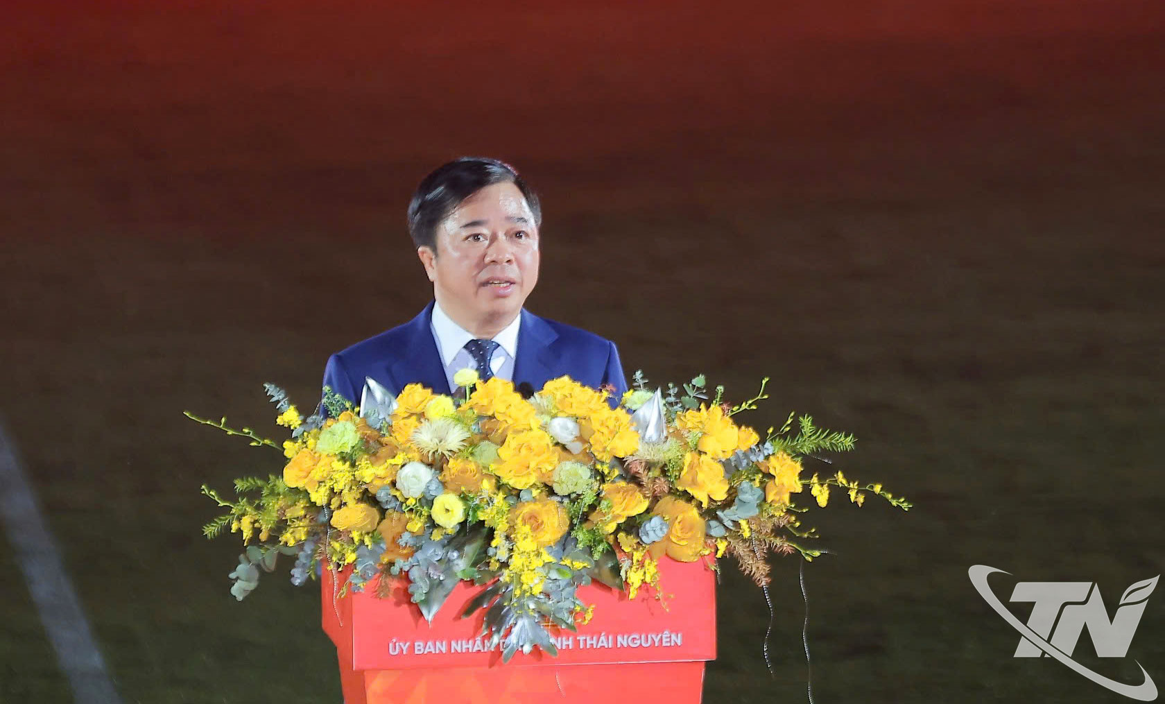 Đồng ch&iacute; Ph&oacute; Chủ tịch Thường trực UBND tỉnh B&ugrave;i Văn Lương ph&aacute;t biểu&nbsp;khai mạc Giải B&oacute;ng đ&aacute; Tứ h&ugrave;ng &ndash; Th&aacute;i Nguy&ecirc;n năm 2025, tối 21-12.