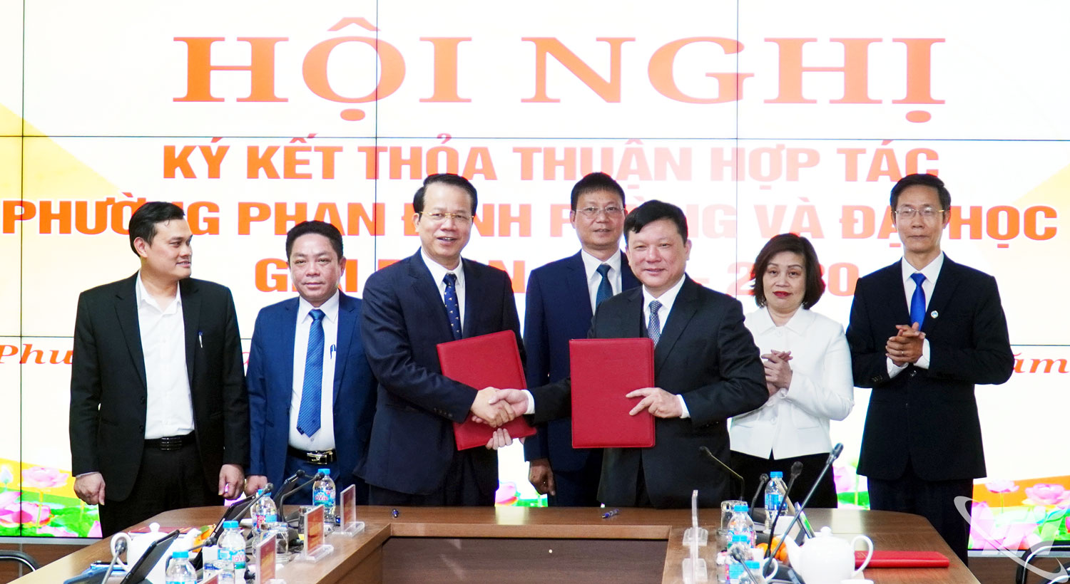 L&atilde;nh đạo UBND phường Phan Đ&igrave;nh Ph&ugrave;ng v&agrave; l&atilde;nh đạo Đại học Th&aacute;i Nguy&ecirc;n k&yacute; kết thỏa thuận hợp t&aacute;c trong ph&aacute;t triển kinh tế - x&atilde; hội v&agrave; chuyển đổi số.