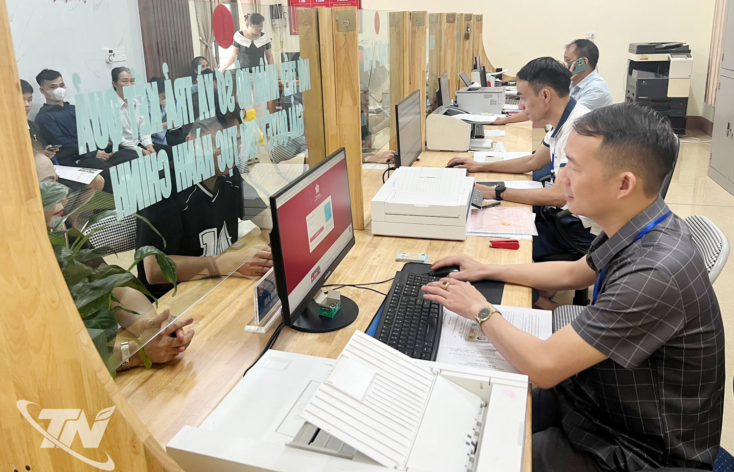 Nhân viên Trung tâm Phục vụ hành chính công xã Phú Đình cập nhật hồ sơ, giải quyết thủ tục hành chính cho người dân địa phương.