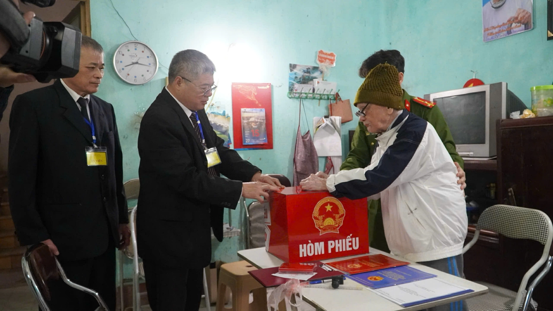 Cụ Đồng Phúc Túc, tổ 3, phường Bắc Kạn, năm nay 106 tuổi. Cụ từng tham gia Tổng tuyển cử Việt Nam 1946, và hôm nay vẫn tiếp tục thực hiện quyền, trách nhiệm công dân trong ngày bầu cử.