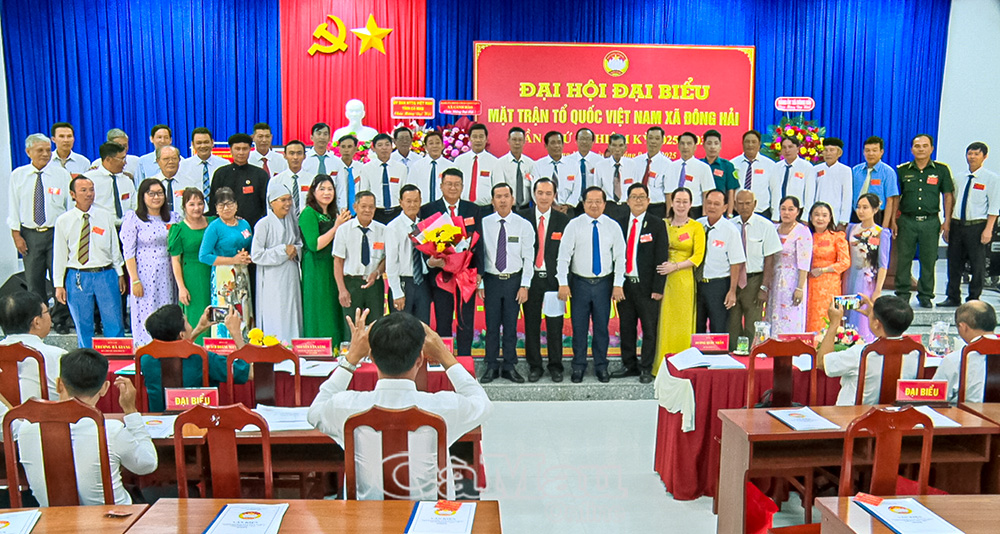 đồng chí Lê Thanh Triều, Uỷ viên Ban thường vụ Tỉnh uỷ – Phó Chủ tịch thường trực Uỷ ban MTTQ Việt Nam tỉnh và đồng chí Dương Quốc Nhẫn, Bí thư Đảng uỷ xã tặng hoa chúc mừng Uỷ ban MTTQVN xã Đông Hải khóa mới