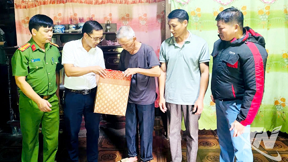 Đồng chí Triệu Quang Hùng, Chủ tịch UBND xã Đồng Phúc, thăm hỏi, động viên gia đình bệnh binh ở thôn Hà Trang nhân Ngày Thương binh - Liệt sĩ.