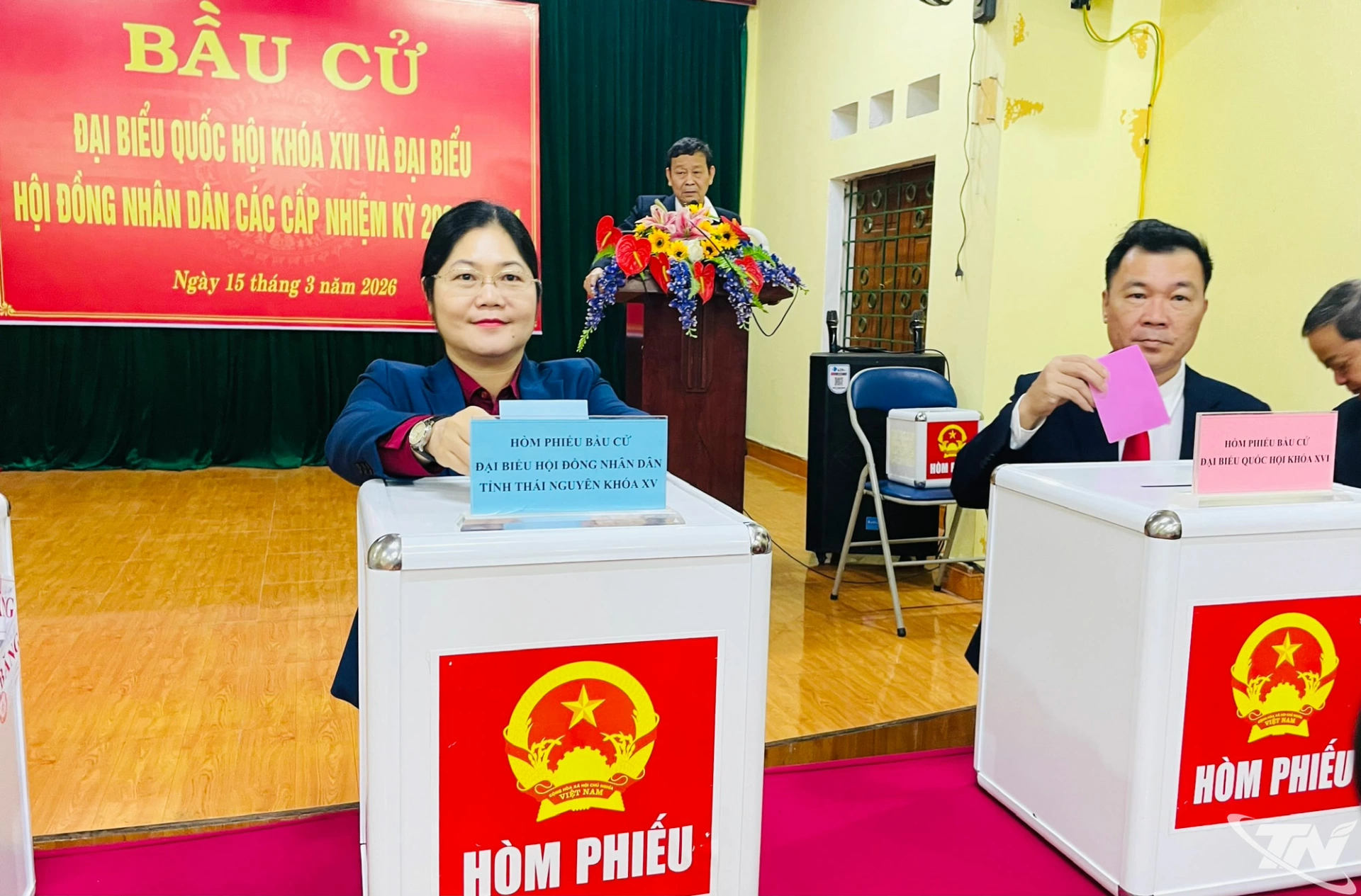 Đồng chí Hoàng Thu Trang, Ủy viên Ban Thường vụ Tỉnh uỷ, Chủ nhiệm Uỷ ban Kiểm tra Tỉnh uỷ bỏ phiếu bầu cử tại khu vực bỏ phiếu số 7 của xã Định Hoá.  