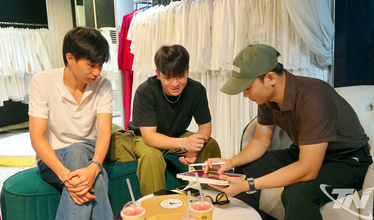 Các bạn trẻ hào hứng với chiếc khăn có hình ngôi sao vàng năm cánh trên nền cờ đỏ.