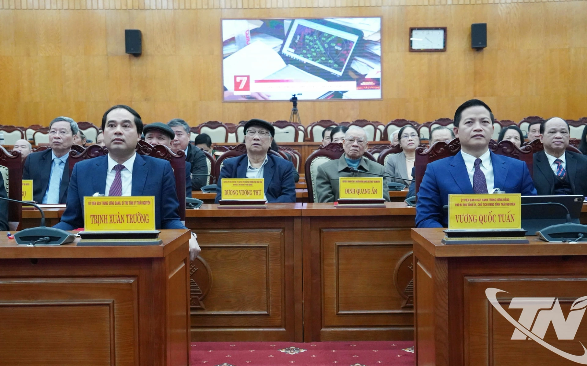 Đồng ch&iacute; B&iacute; thư Tỉnh ủy Trịnh Xu&acirc;n Trường v&agrave; đồng ch&iacute; Chủ tịch UBND tỉnh Vương Quốc Tuấn dự buổi gặp mặt.