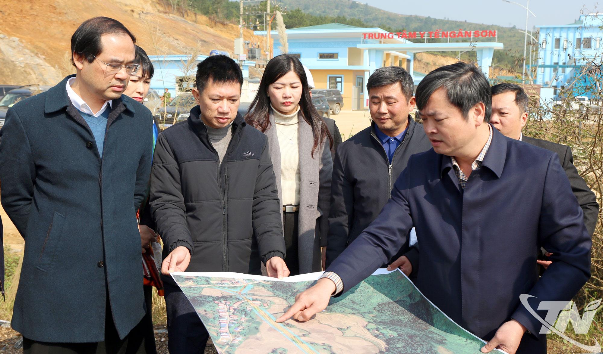 Đồng chí Bí thư Tỉnh ủy lãnh đạo nghe Ban Quản lý đầu tư xây dựng công trình giao thông và nông nghiệp phía Bắc báo cáo nhanh Dự án xây dựng tuyến đường nội thị Vân Tùng - Ngân Sơn.