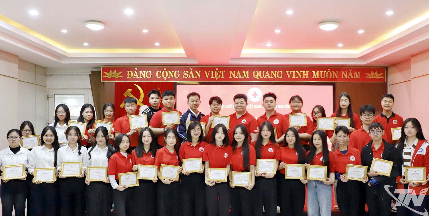 Ban Tổ chức đã trao Giấy chứng nhận cho các tình nguyện viên có đóng góp tích cực trong công tác cứu trợ và hỗ trợ người dân bị ảnh hưởng bởi bão số 11 trên địa bàn tỉnh.