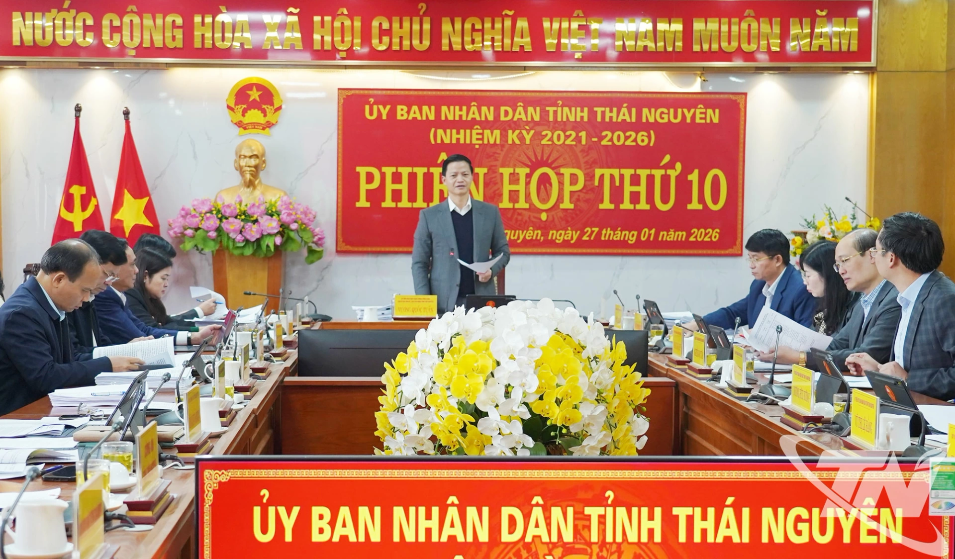 Đồng ch&iacute; Chủ tịch UBND tỉnh Vương Quốc Tuấn chủ tr&igrave; Phi&ecirc;n họp.