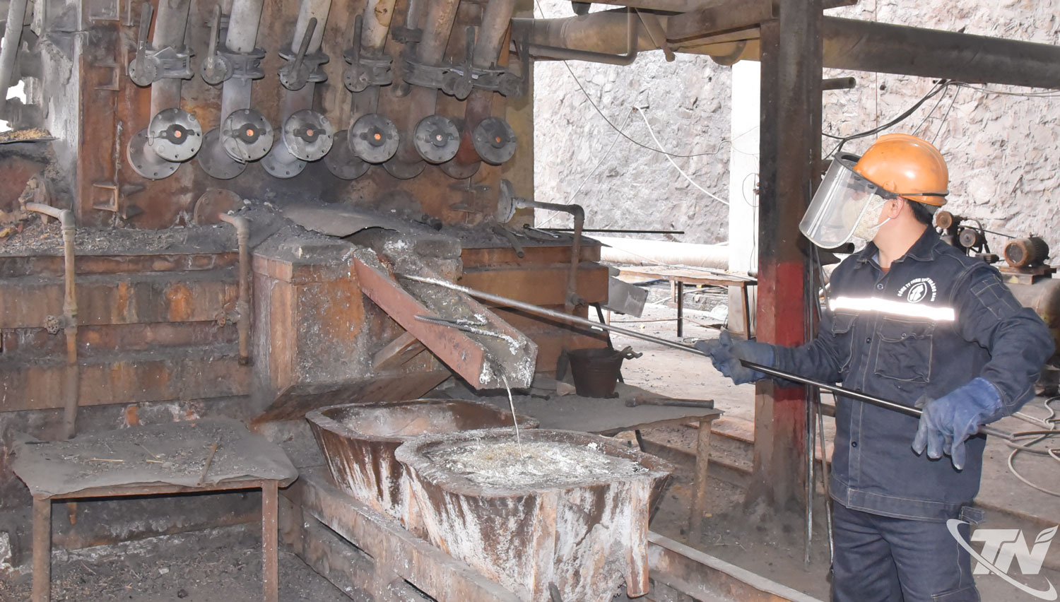 Hoạt động sản xuất tại Nhà máy luyện chì của Công ty TNHH Hoàng Nam Bắc Kạn. Ảnh: P.V