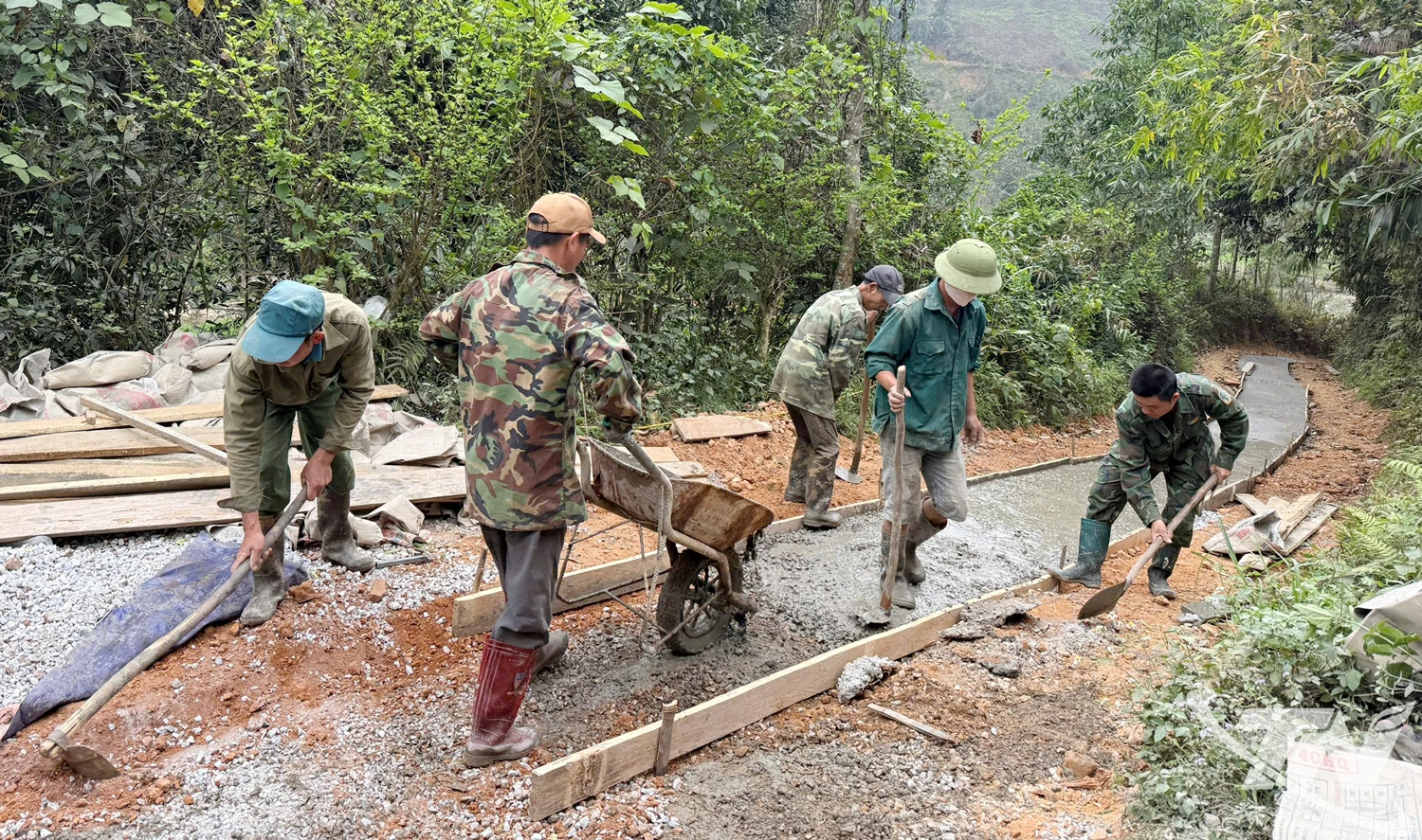 Người dân tham gia thi công đường bê tông tại xã Phong Quang.