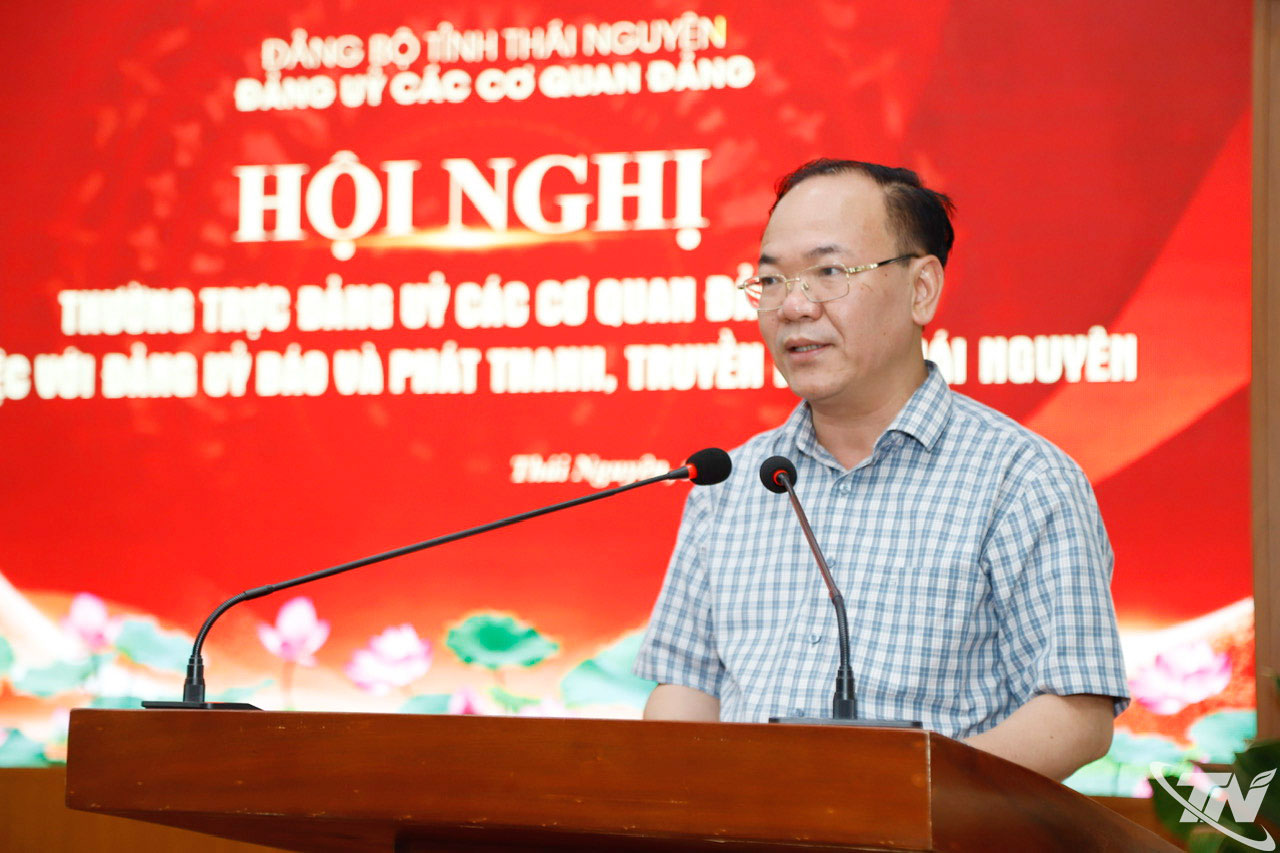 Đồng chí Đỗ Xuân Hòa, Giám đốc Báo và Phát thanh, Truyền hình Thái Nguyên, báo cáo tình hình hoạt động của đơn vị sau 1 năm sáp nhập.