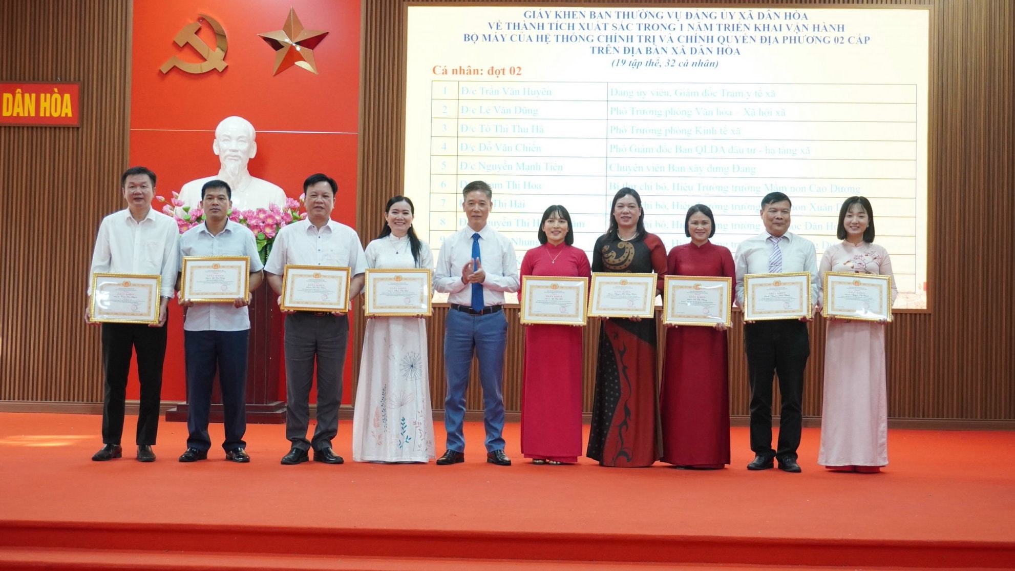 Các cá nhân có thành tích xuất sắc được lãnh đạo xã trao khen thưởng. Ảnh: Bình .