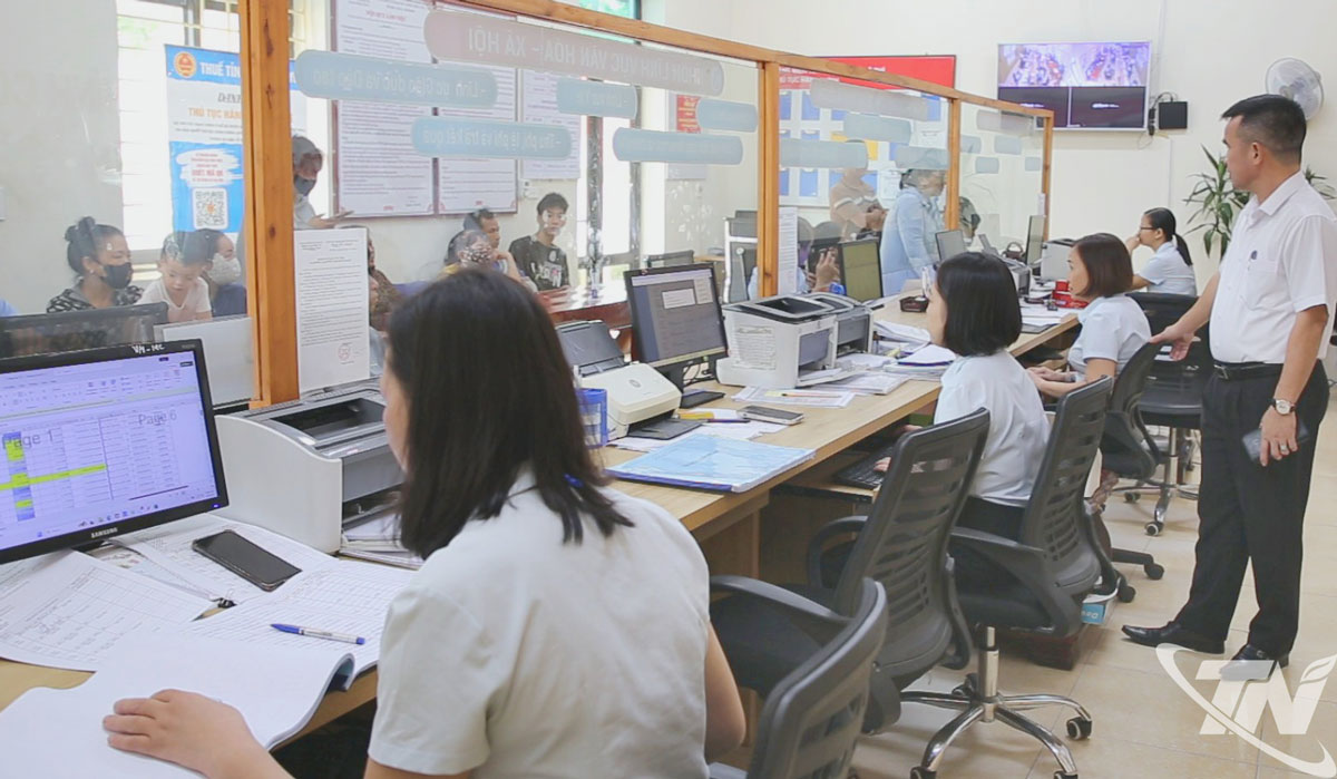 Lãnh đạo Trung tâm Phục vụ hành chính công phường Bá Xuyên đôn đốc, hướng dẫn kịp thời trong quá trình giải quyết thủ tục hành chính cho người dân và doanh nghiệp
