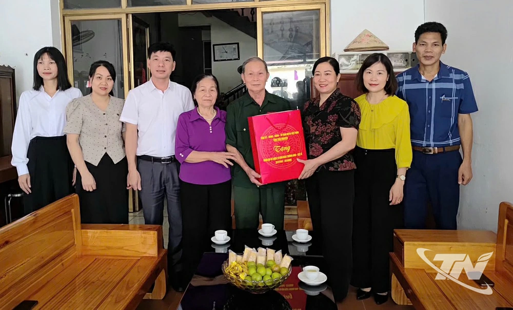Đồng chí Đỗ Thị Minh Hoa, Ủy viên Ban Thường vụ, Trưởng Ban Tuyên giáo và Dân vận Tỉnh ủy Thái Nguyên cùng đoàn công tác thăm, tặng quà người có công với cách mạng tại xã Phú Thịnh, tỉnh Thái Nguyên.