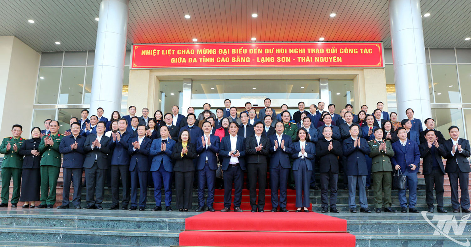 C&aacute;c đại biểu dự Hội nghị chụp ảnh lưu niệm sau Hội nghị.