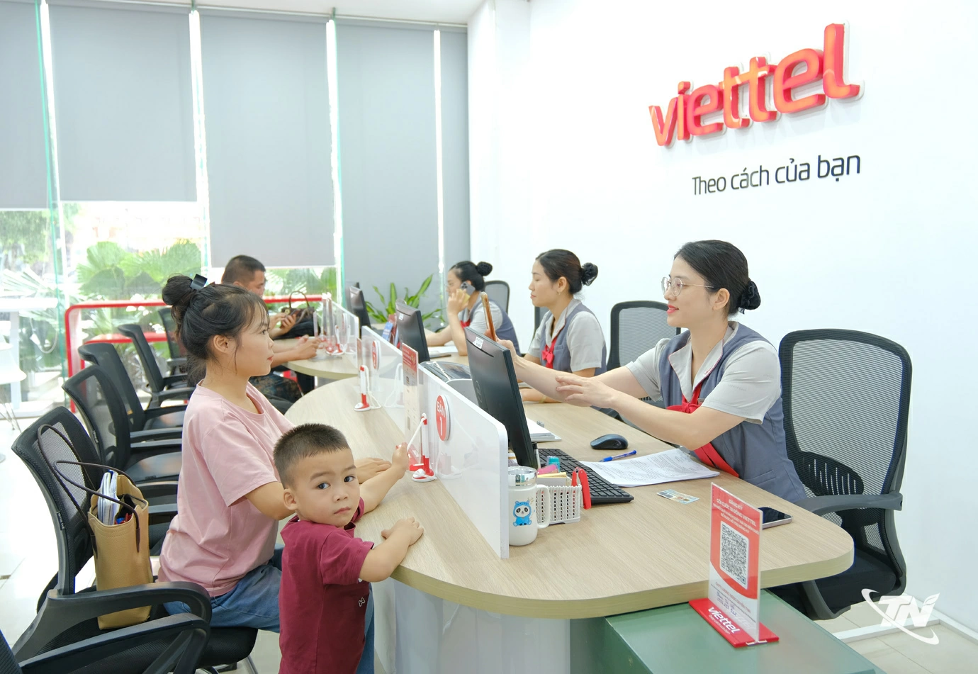 Nhân viên Viettel Thái Nguyên hỗ trợ người dân cài đặt mạng 5G, từng bước phổ cập hạ tầng viễn thông đáp ứng nhu cầu sử dụng các dịch vụ số tốc độ cao.