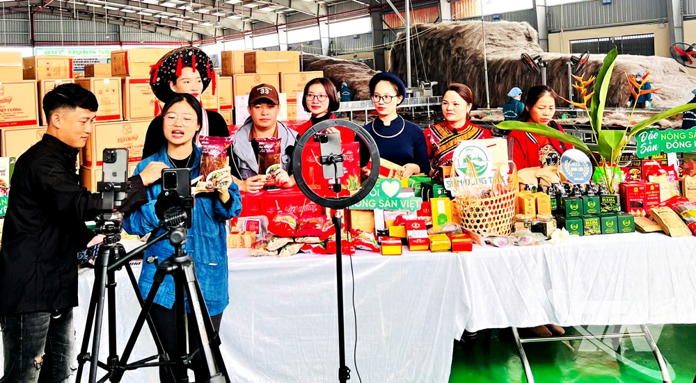 Thời gian gần đây, cách thức bán hàng trực tuyến (livestream) được nhiều doanh nghiệp, HTX trên địa bàn tỉnh đẩy mạnh và phát huy hiệu quả.