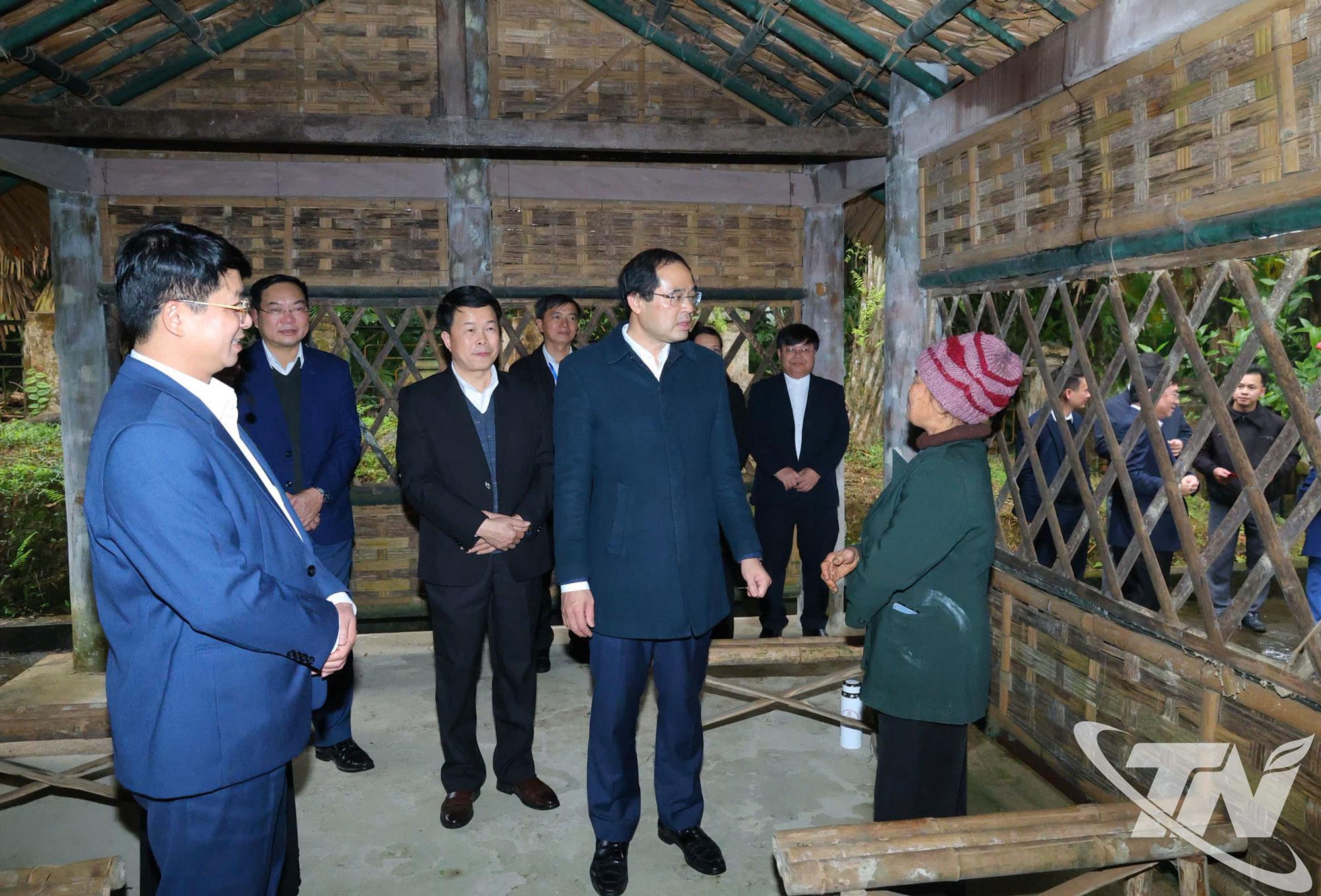 Đồng chí Bí thư Tỉnh ủy và Đoàn công tác thăm Khu di tích lịch sử Khuổi Linh.