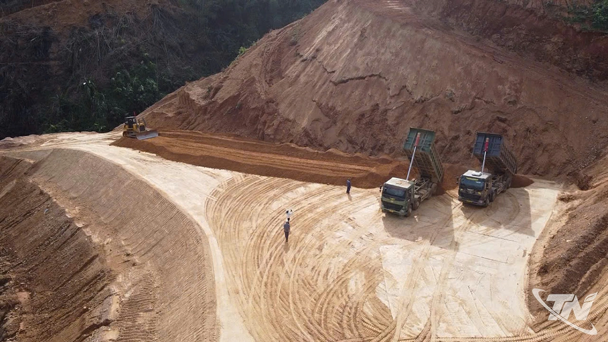  Tranh thủ mùa khô,    các đơn vị thi công tập trung   đẩy nhanh tiến độ đào đắp   nền đường.