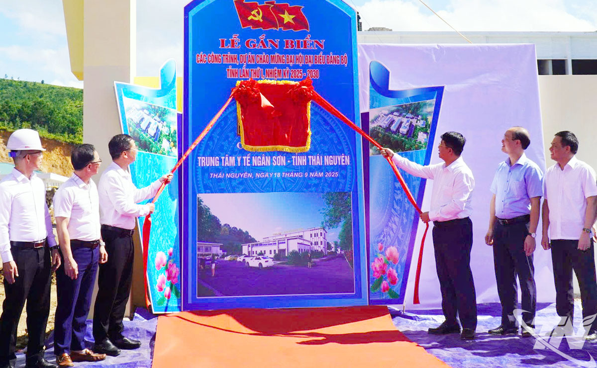 Đồng chí Nông Quang Nhất, Phó Chủ tịch UBND tỉnh (người cầm dải lụa bên phải) và các đại biểu thực hiện nghi thức gắn biển công trình chào mừng Đại hội đại biểu Đảng bộ tỉnh Thái Nguyên lần thứ I: Trung tâm Y tế Ngân Sơn.