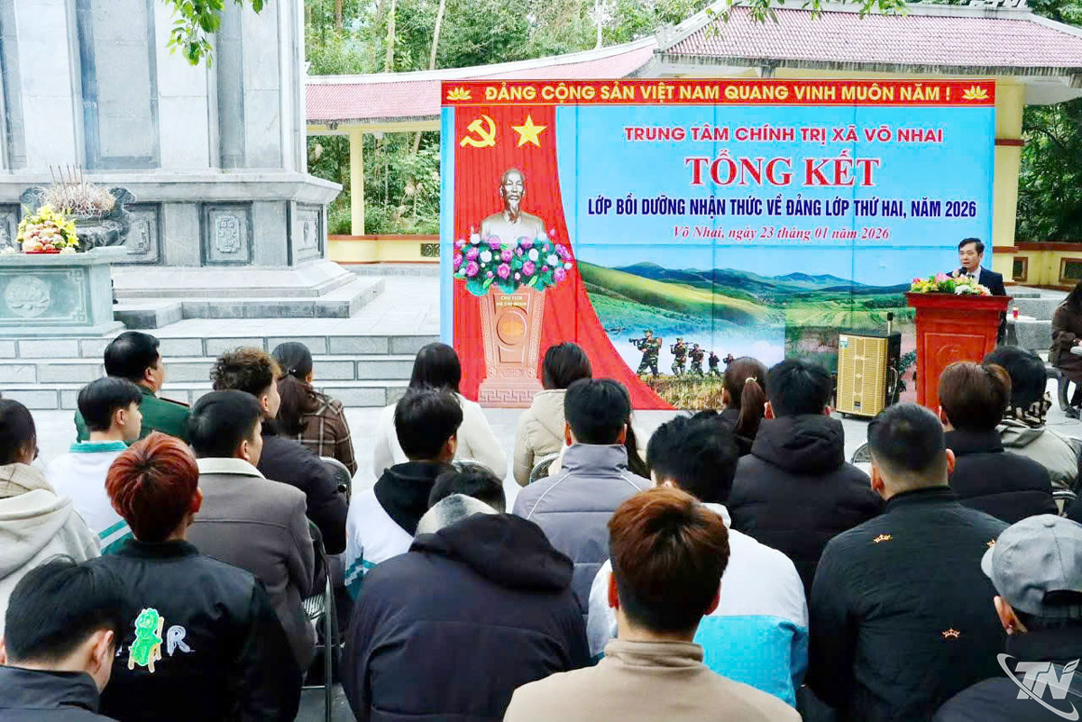 tổng kết lớp bồi dưỡng nhận thức về Đảng (lớp thứ hai năm 2026) tại Khu Di tích lịch sử Rừng Khuôn Mánh, xã Tràng Xá.