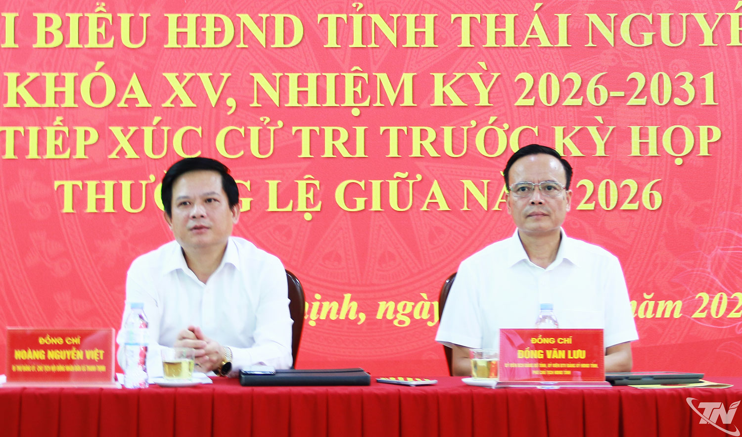 Tổ đại biểu lắng nghe kiến nghị của cử tri.