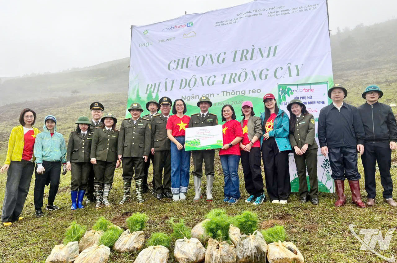 Ban Tổ chức trao hỗ trợ cây giống cho người dân.