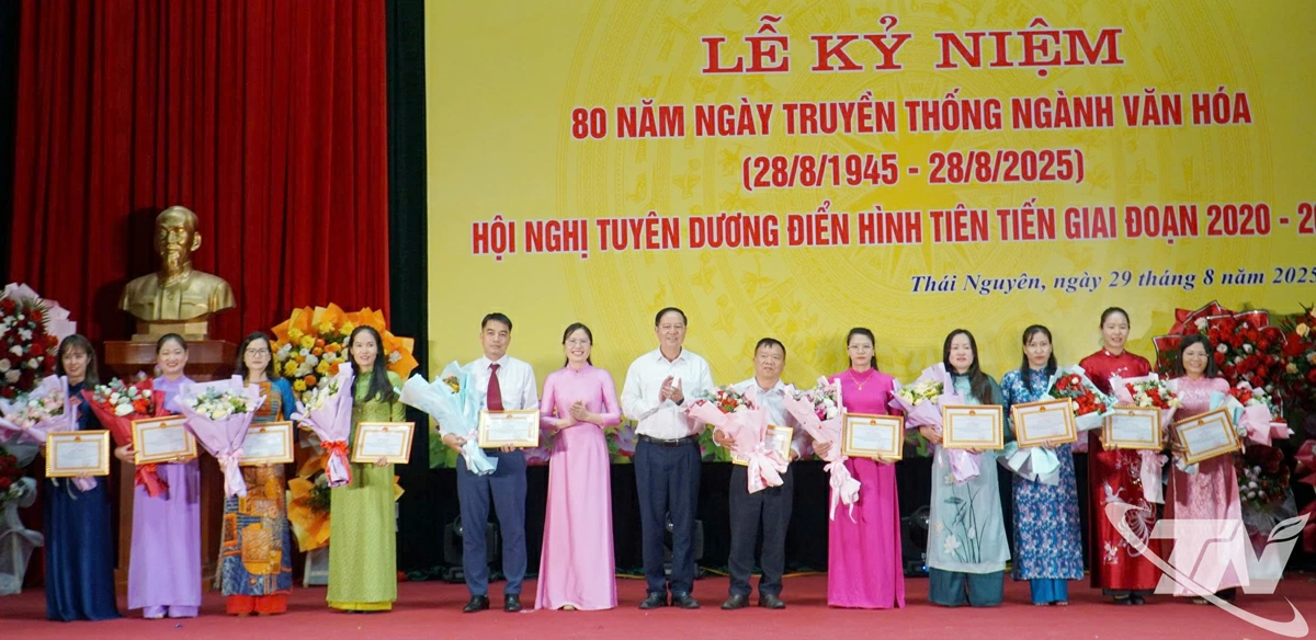 Đại diện lãnh đạo Sở Văn hóa, Thể thao và Du lịch tỉnh tặng Giấy khen cho các cá nhân có thành tích xuất sắc trong phong trào thi đua yêu nước, giai đoạn 2020-2025.