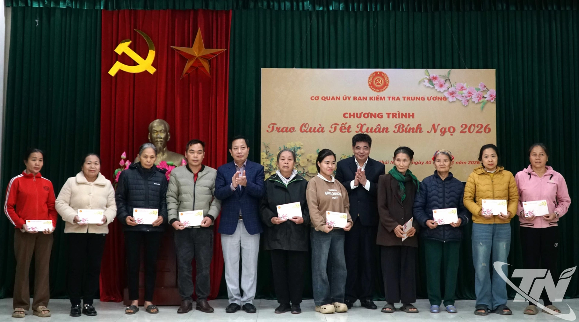 Đồng chí Phó Chủ nhiệm UBKT Trung ương Hà Quốc Trị trao quà Tết tặng các hộ gia đình có hoàn cảnh khó khăn tại xã Phú Đình.