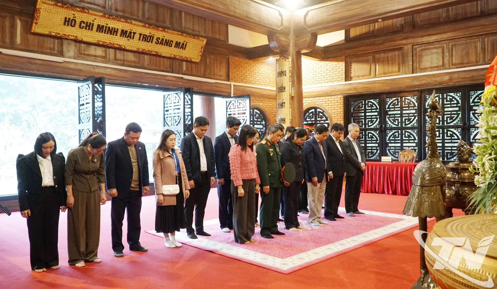 Đoàn công tác của Ủy ban Kiểm tra Trung ương tưởng niệm Chủ tịch Hồ Chí Minh tại Nhà tưởng niệm Người trên đỉnh đèo De, xã Phú Đình.