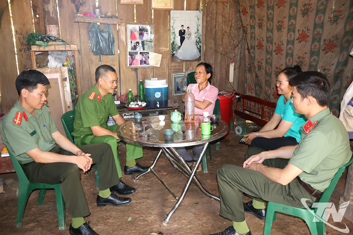 Lực lượng Công an xã Bằng Vân nắm tiến độ xóa nhà dột nát tại gia đình bà Bàn Thị Tòng, thôn Hang SLậu.