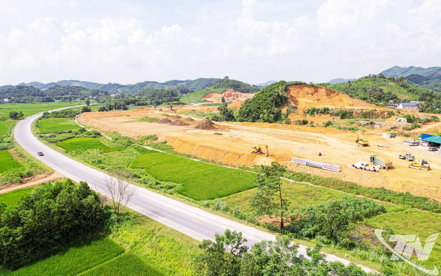 C&ugrave;ng với hạ tầng kinh tế kỹ thuật, việc th&aacute;o   gỡ kh&oacute; khăn cho c&aacute;c dự &aacute;n khu, cụm c&ocirc;ng   nghiệp, khu đ&ocirc; thị, khu d&acirc;n cư tr&ecirc;n địa b&agrave;n   tỉnh cũng l&agrave; vấn đề được cộng đồng doanh   nghiệp v&agrave; nh&agrave; đầu tư đặc biệt quan t&acirc;m.