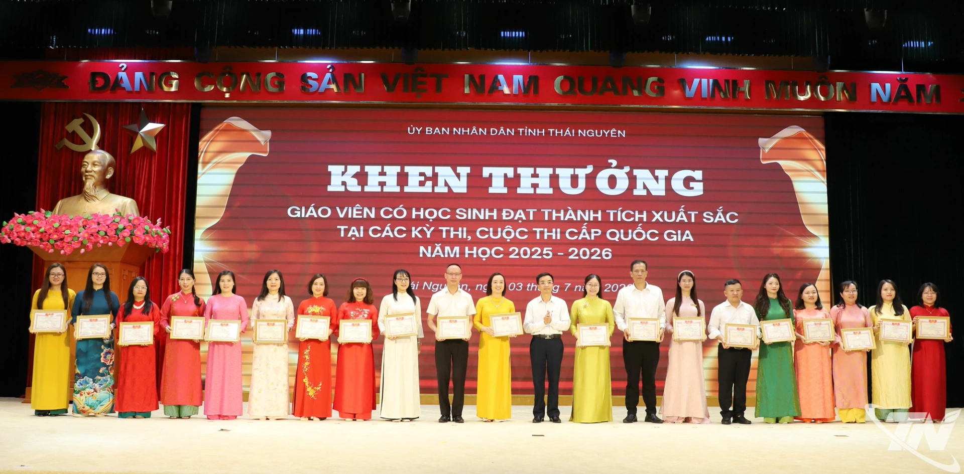 Trao khen thưởng cho các giáo viên có học sinh đạt giải.
