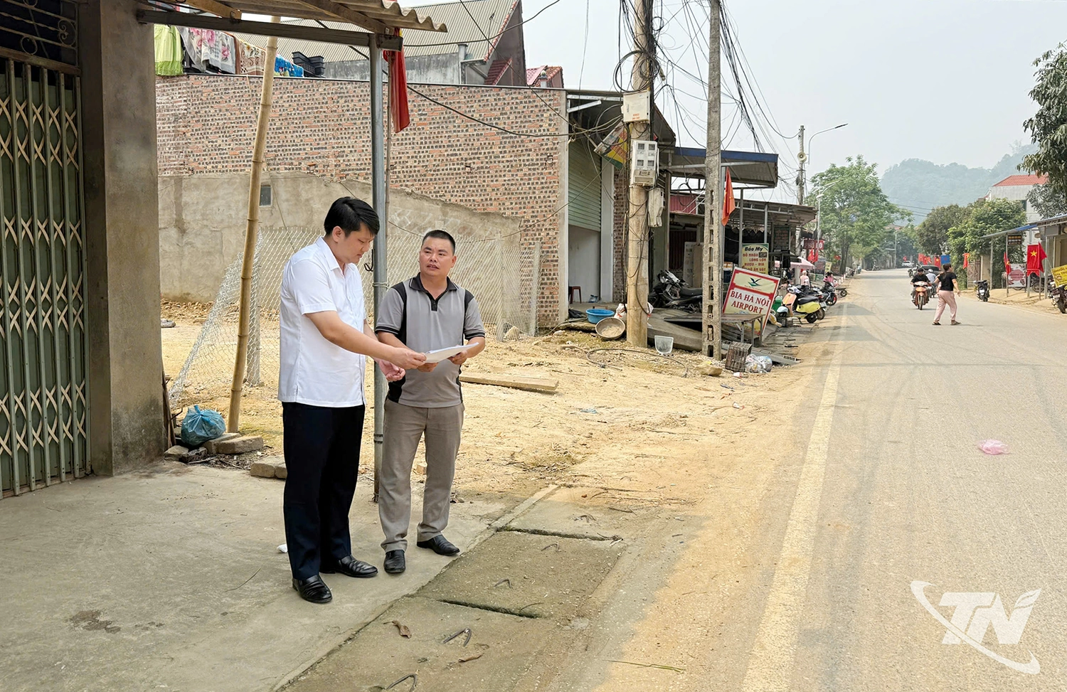 Lãnh đạo xã Nam Cường khảo sát vị trí chuẩn bị đầu tư xây dựng  hệ thống cống, mương thoát nước chống ngập tại thôn Trung Tâm.