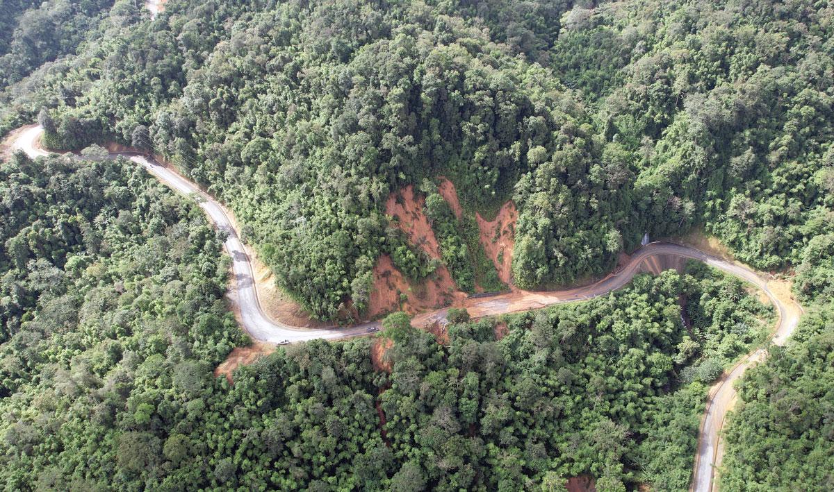 QL 279 tại km275+600 bị sụt lún gây ách tắc cục bộ, đơn vị quản lý đường bộ đã xử lý tạm thời để các phương tiện nhỏ có thể lưu thông.