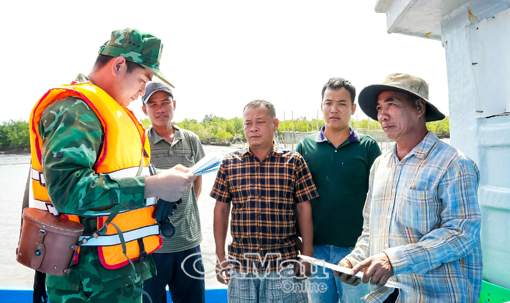 Lực lượng chức năng kiểm tra phương tiện trước khi vươn khơi để đảm bảo an toàn cho ngư dân trong mùa biển động.
