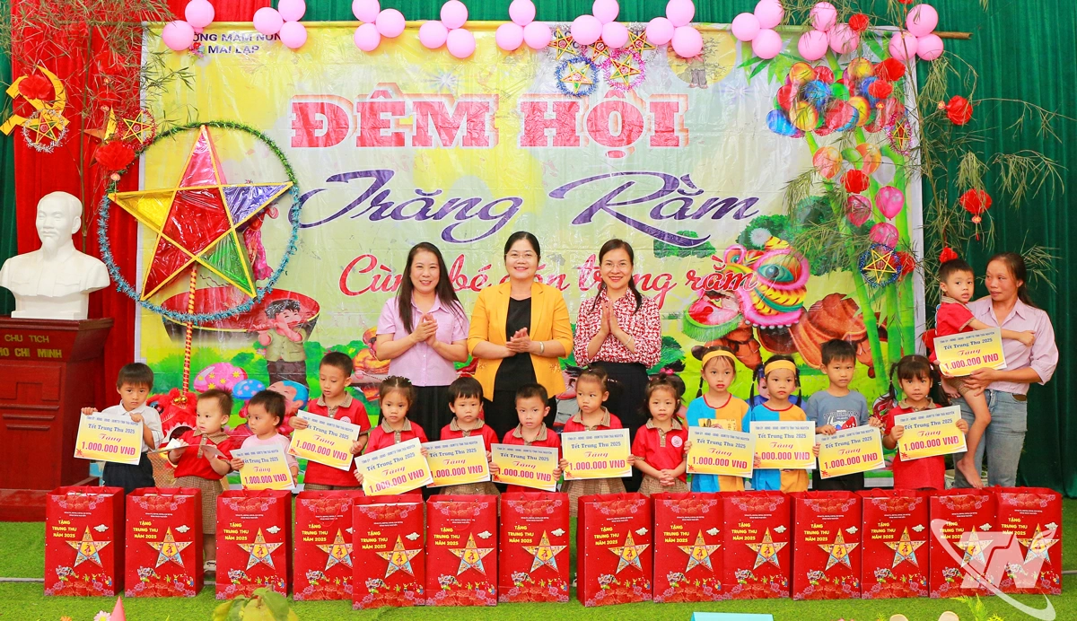 Đồng chí Hoàng Thu Trang cùng Đoàn công tác trao 15 suất quà tặng học sinh có hoàn cảnh khó khăn của Trường Mầm non Mai Lạp.