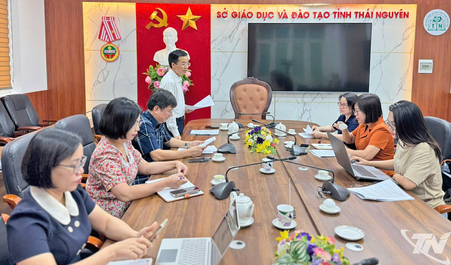 Quang cảnh cuộc họp.