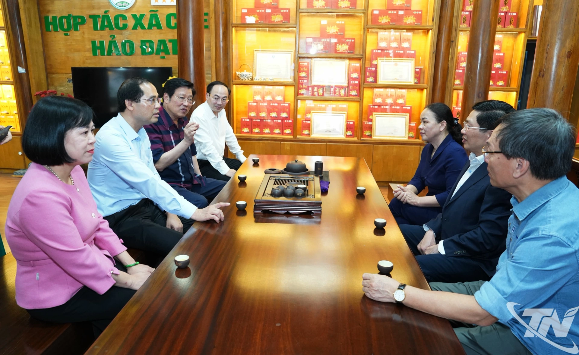 Đồng chí Phan Đình Trạc và Đoàn công tác cùng các đồng chí lãnh đạo tỉnh Thái Nguyên thưởng trà tại HTX chè Hảo Đạt.