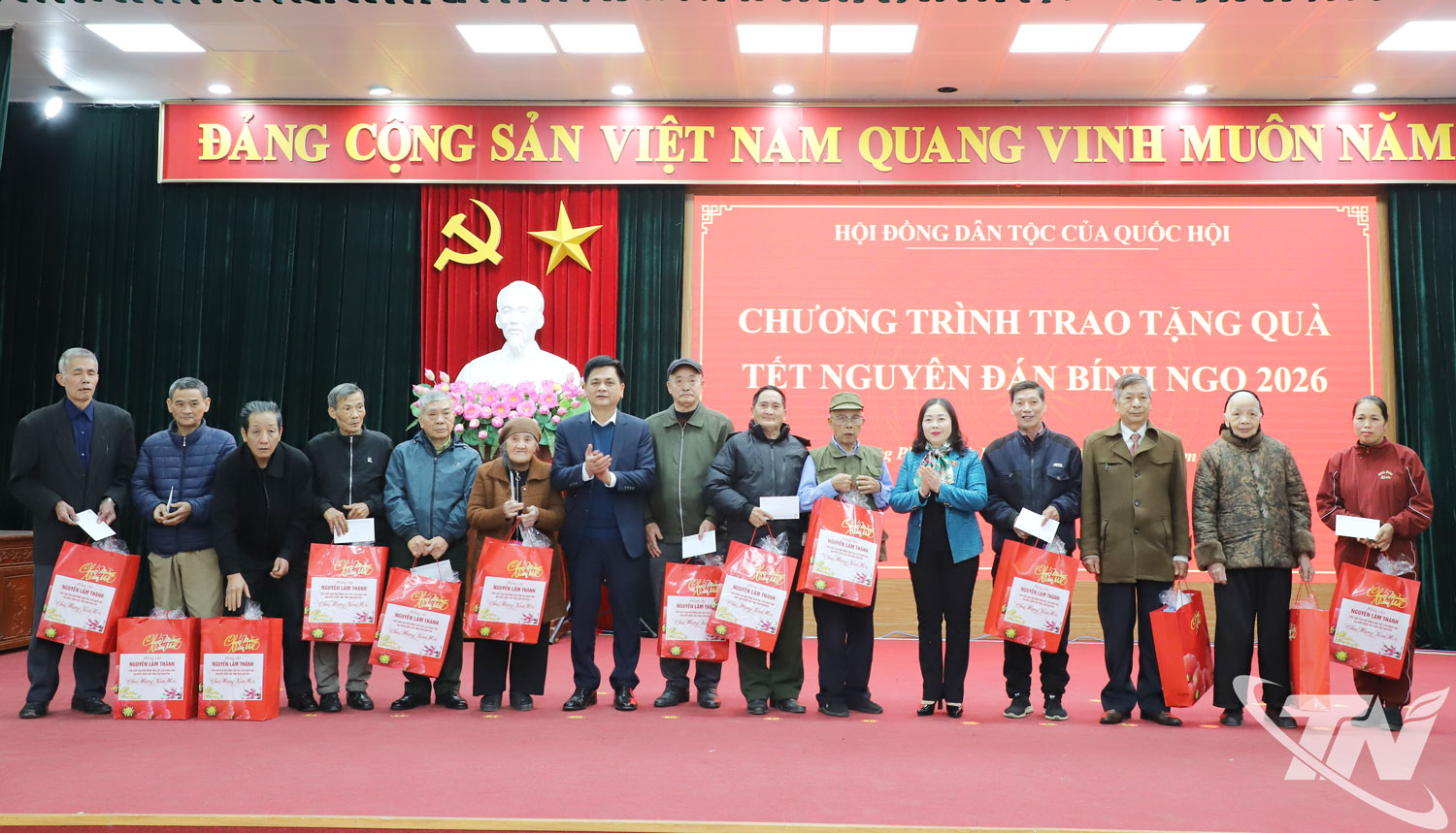 Đo&agrave;n đại biểu Quốc hội tỉnh trao qu&agrave; Tết cho c&aacute;c gia đ&igrave;nh ch&iacute;nh s&aacute;ch tại phường Phan Đ&igrave;nh Ph&ugrave;ng