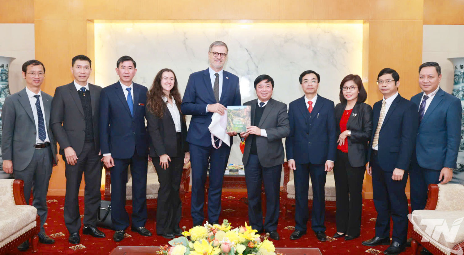 Đồng chí Bùi Văn Lương, Phó Chủ tịch Thường trực UBND tỉnh chụp ảnh lưu niệm với Đoàn công tác của Đại sứ quán Pháp tại Việt Nam.