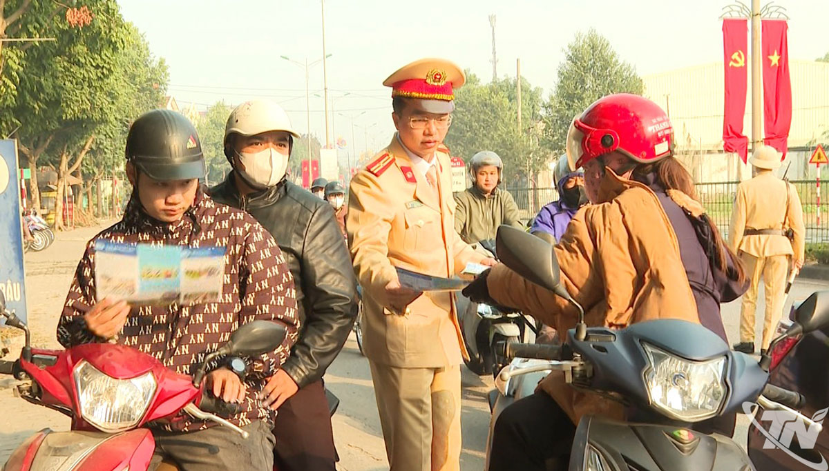 Lực lượng chức năng đa dạng c&aacute;c h&igrave;nh thức tuy&ecirc;n truyền Luật Trật tự, an to&agrave;n giao th&ocirc;ng đường bộ