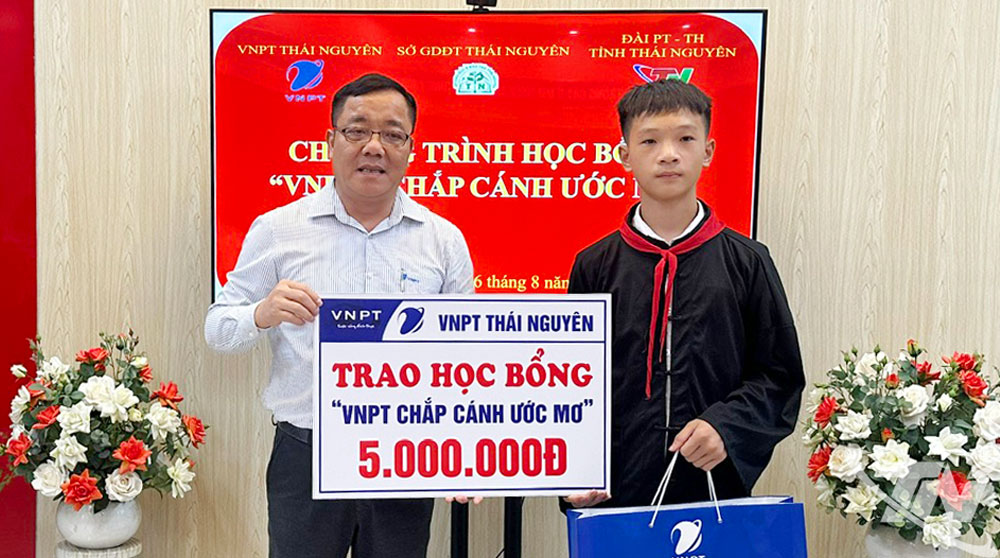 Đại diện VNPT Thái Nguyên trao học bổng cho em Vi Tản Đà, lớp 8C, Trường PTDT Nội trú THCS Phú Lương