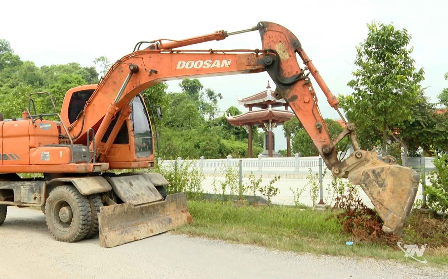 Máy móc, thiết bị được huy động, tập trung thi công các hạng mục công trình trên địa bàn xã Phú Thịnh.
