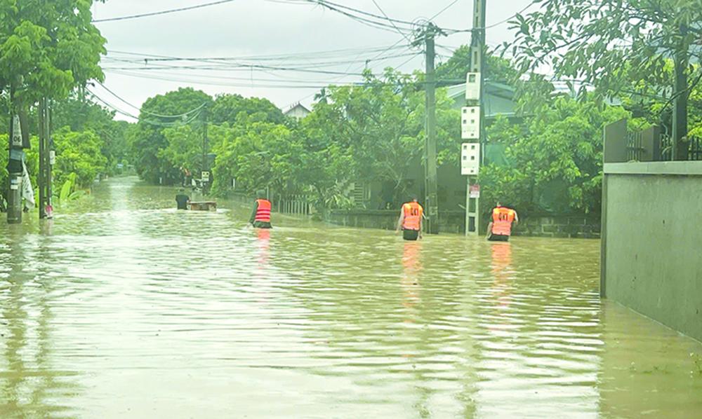Các lực lượng chức năng khẩn trương ứng cứu, giúp đỡ người dân