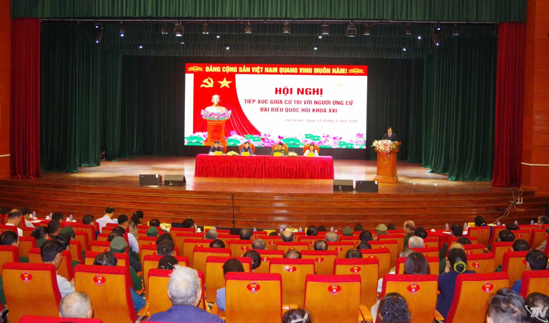 Điểm cầu tiếp xúc cử tri tại phường Vạn Xuân.