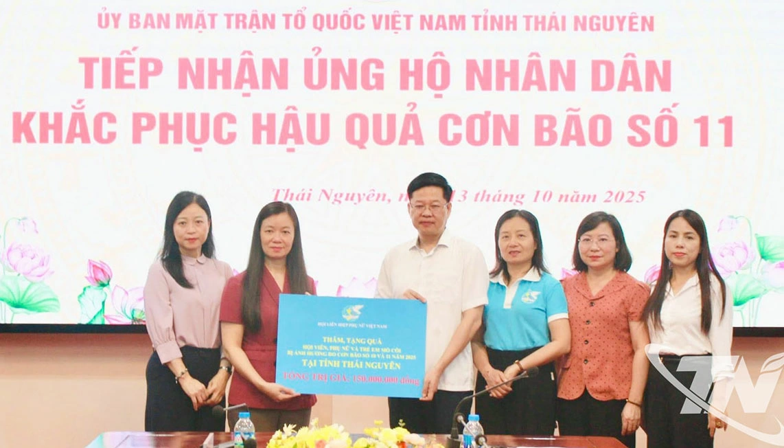 Trung ương Hội Phụ nữ Việt Nam trao tặng 150 triệu đồng ủng hộ người dân Thái Nguyên khắc phục hậu quả lũ lụt.