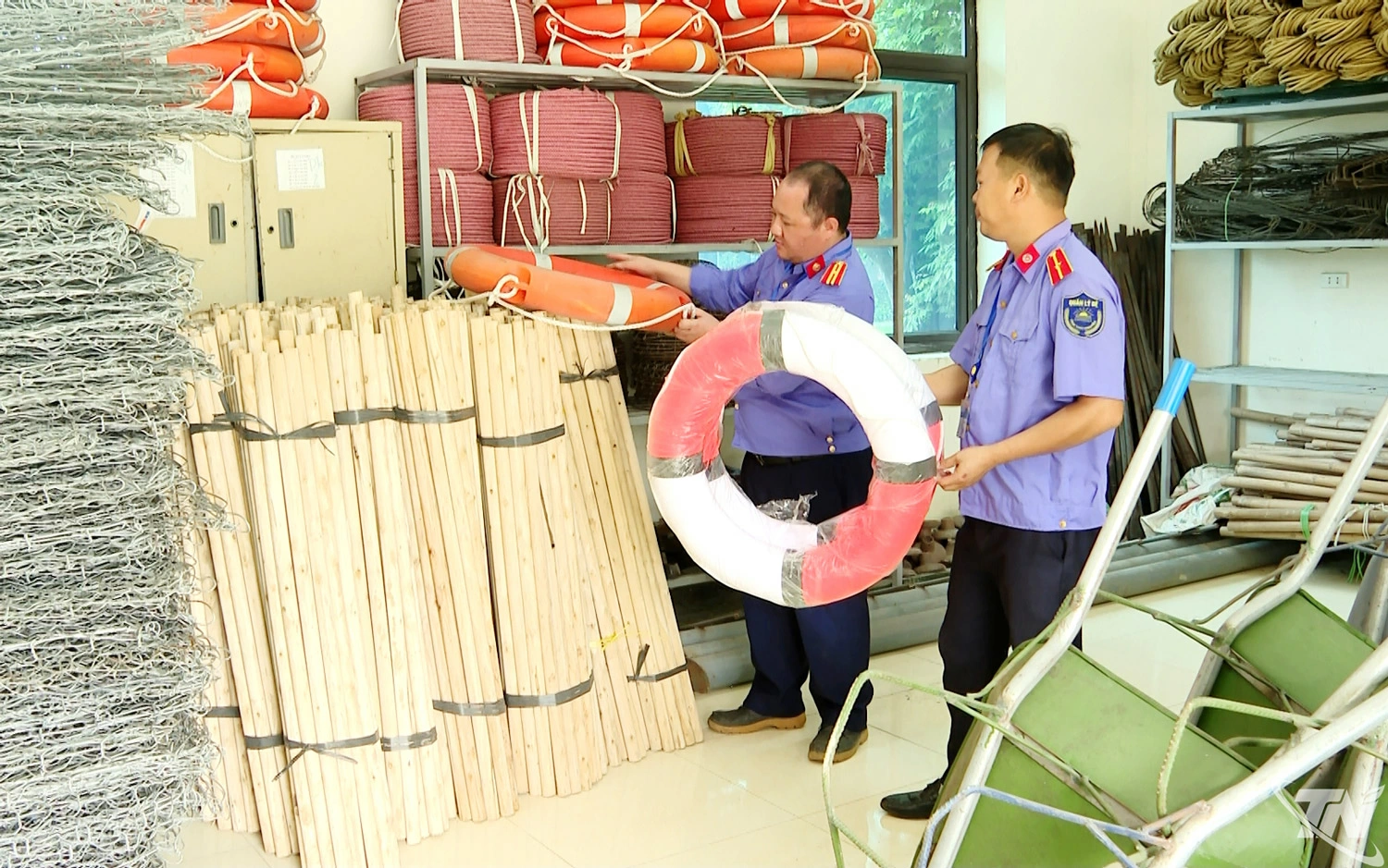 Lực lượng chức năng kiểm tra, chuẩn bị vật tư phòng, chống bão lụt tại Hạt Quản lý đê Hà Châu (xã Điềm Thụy).