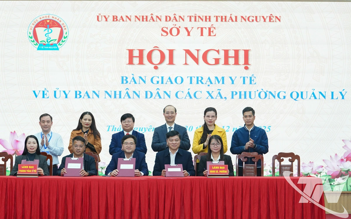 Các đại biểu ký biên bản bàn giao trạm y tế về UBND các xã, phường quản lý.