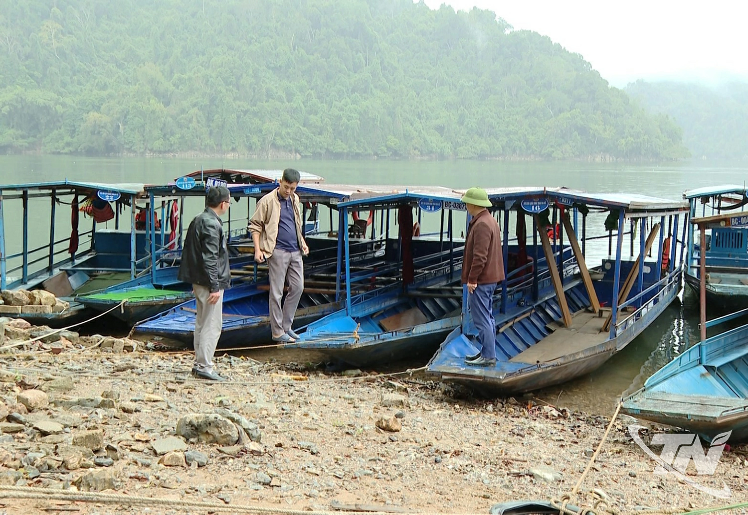 Bến xuồng trên hồ Ba Bể sẵn sàng đón du khách tham quan.